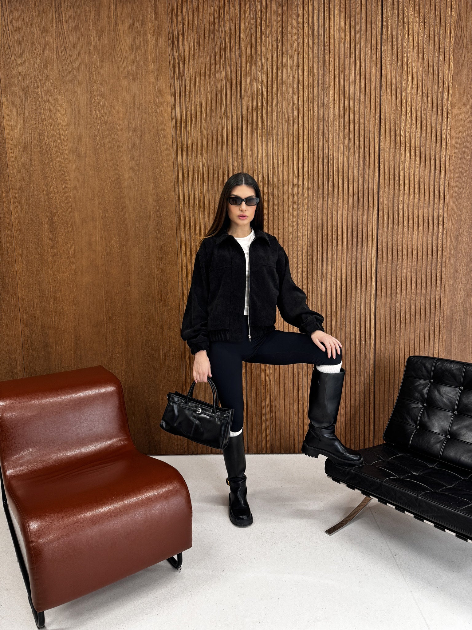 Minimalistinis juodos spalvos velveto švarkelis