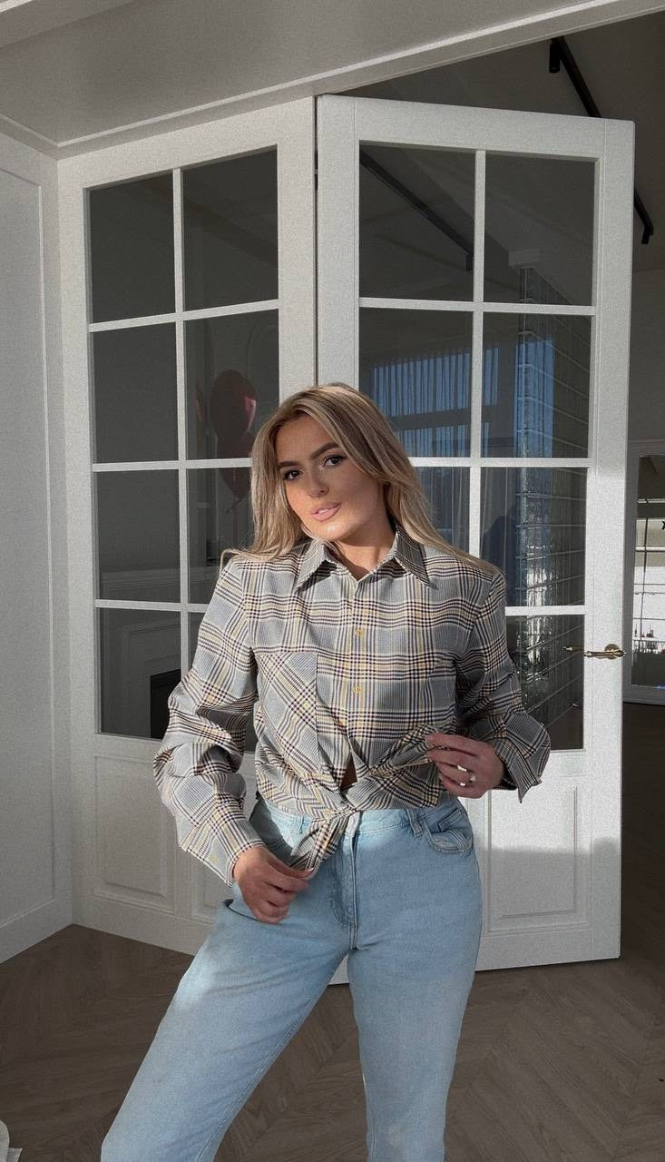 Klasikinis languotas raštas su stilingu kaklaraiščio akcentu