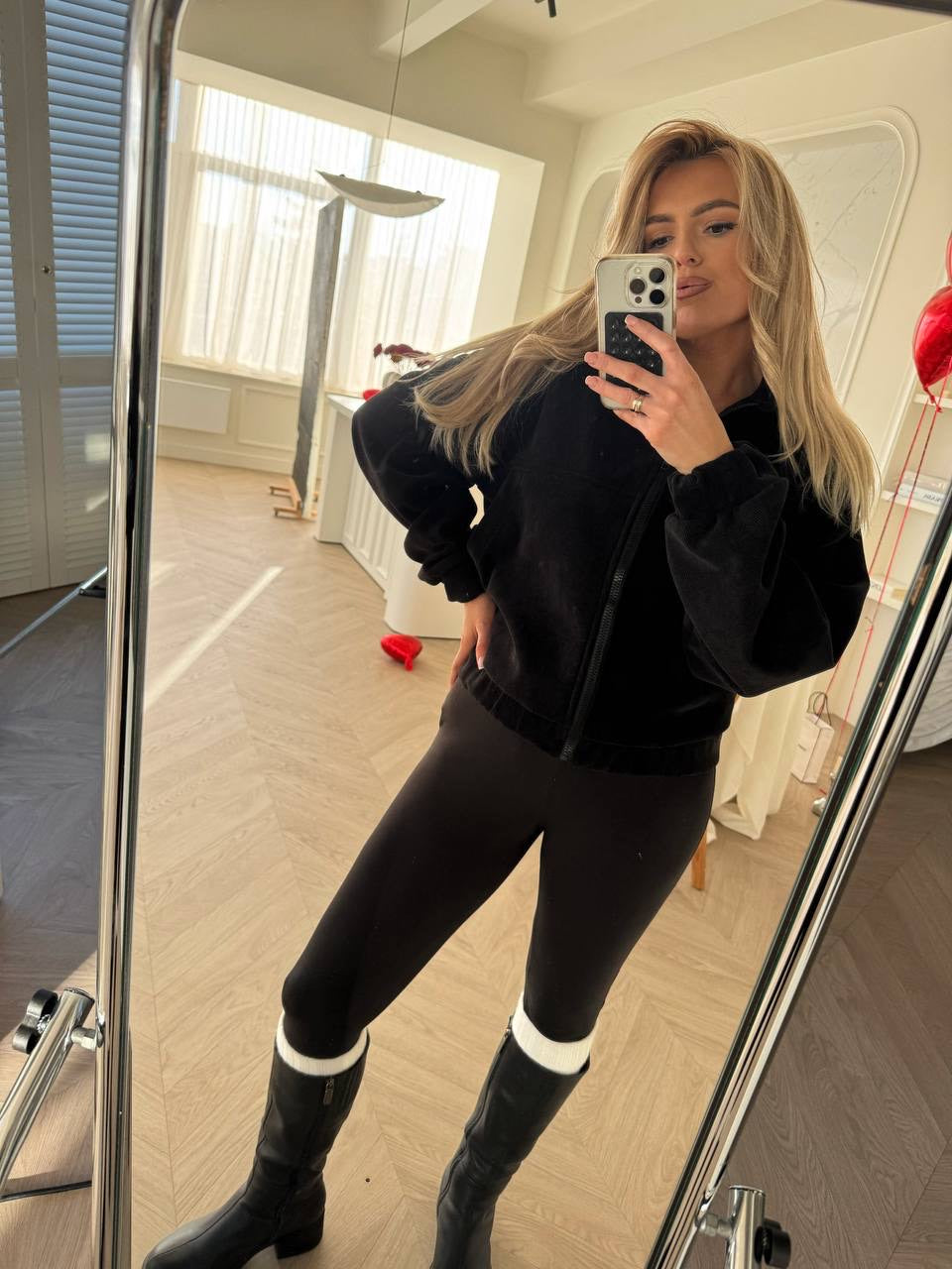 Minimalistinis juodos spalvos velveto švarkelis