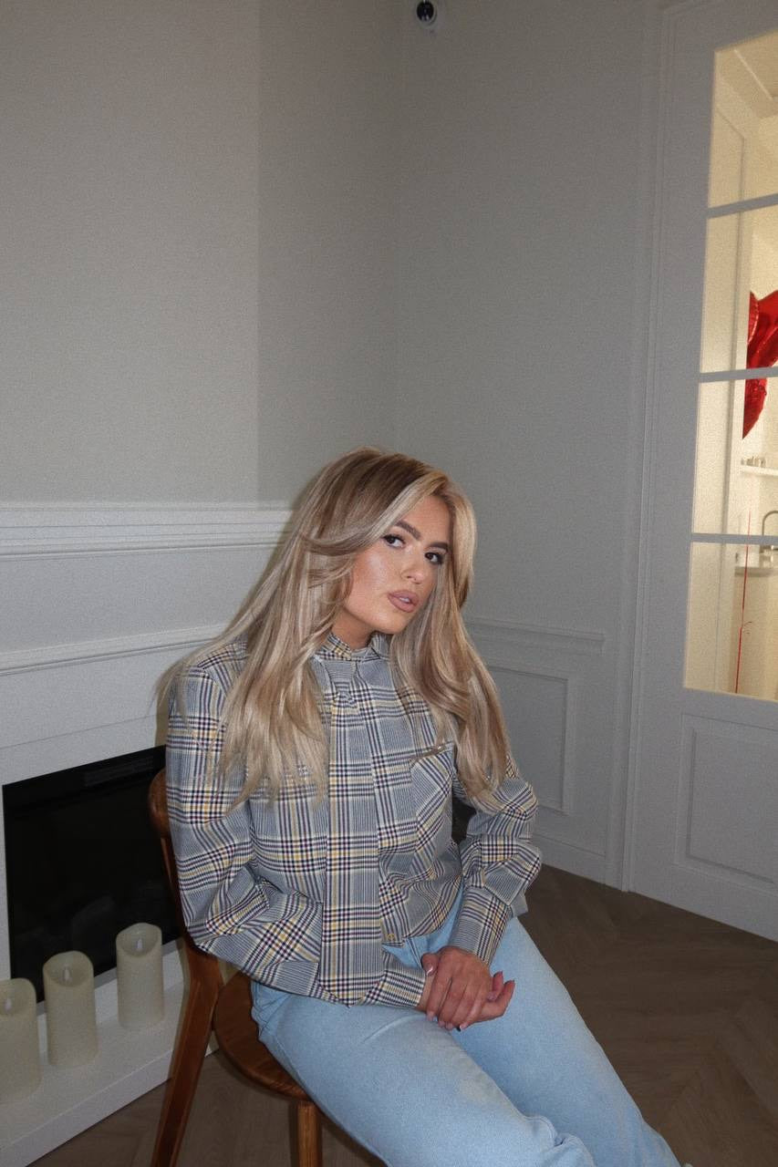 Klasikinis languotas raštas su stilingu kaklaraiščio akcentu