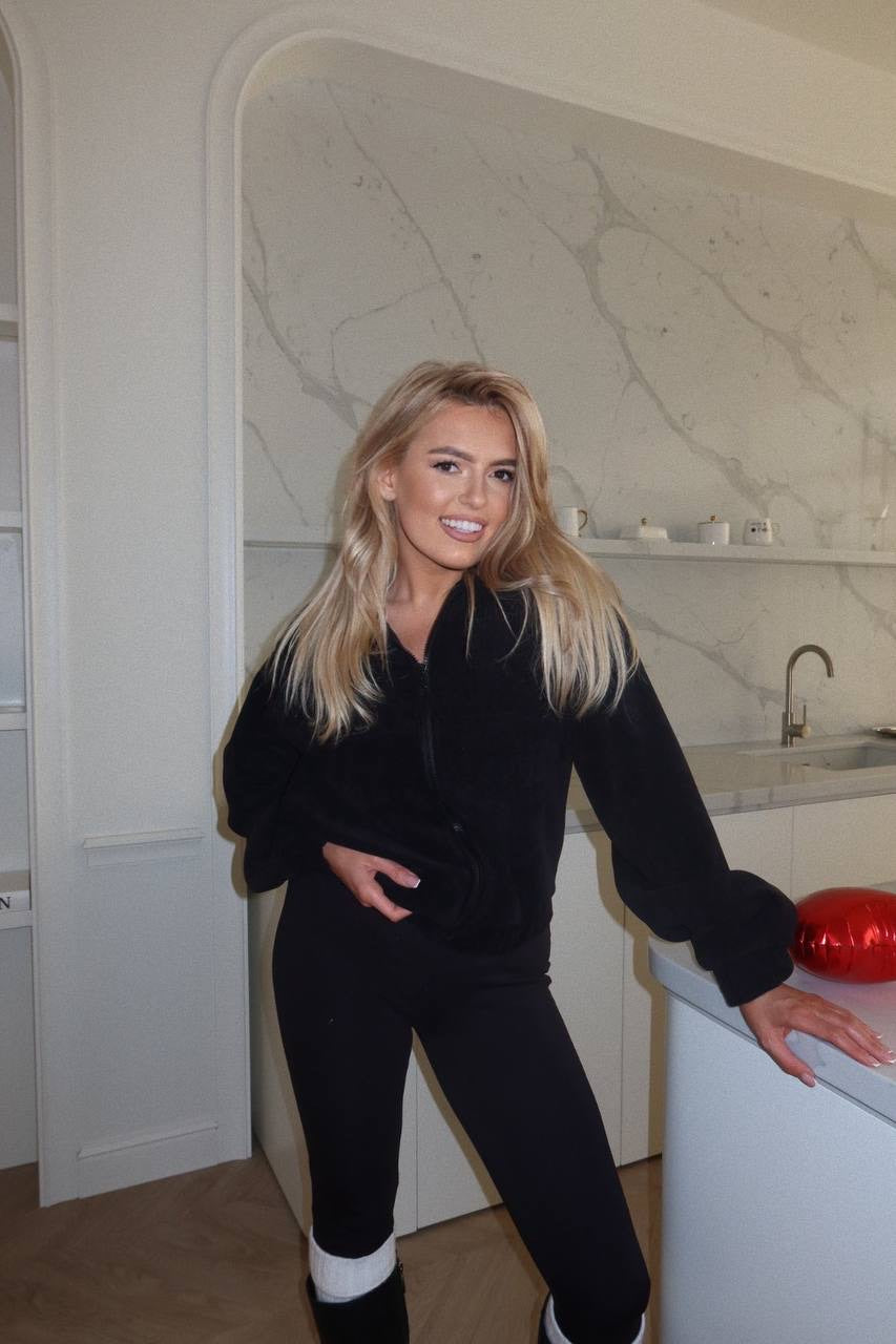 Minimalistinis juodos spalvos velveto švarkelis