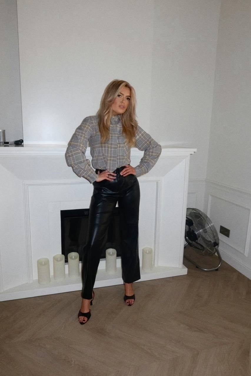 Klasikinis languotas raštas su stilingu kaklaraiščio akcentu