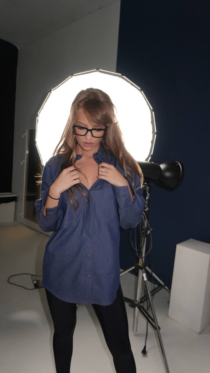 💙 DŽINSINIAI VIBES 💙 Oversize rankų darbo marškiniai – tavo must-have šio sezono garderobe 😎👟