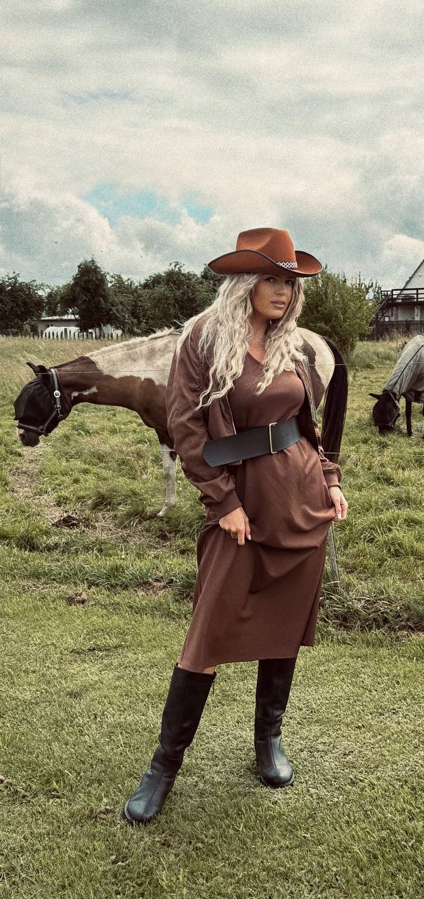Šokoladinė suknelė elegancija be pastangų. 🤎