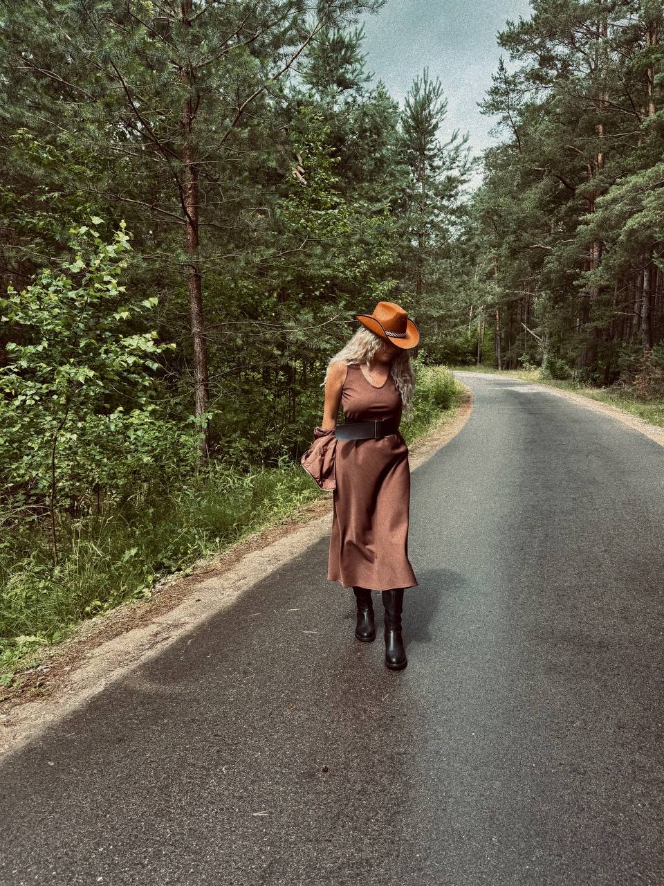 Šokoladinė suknelė elegancija be pastangų. 🤎