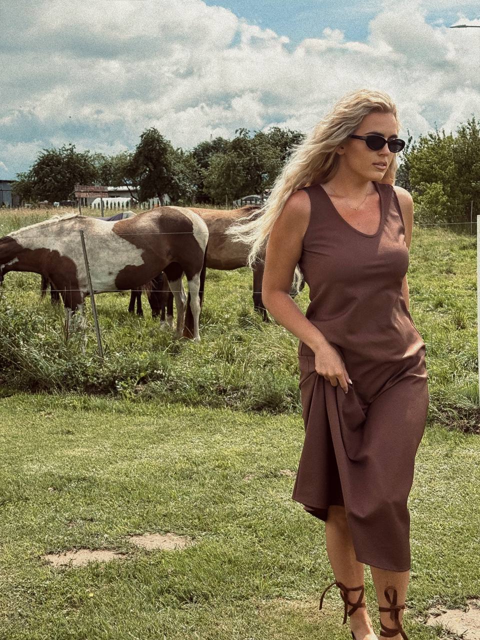 Šokoladinė suknelė elegancija be pastangų. 🤎