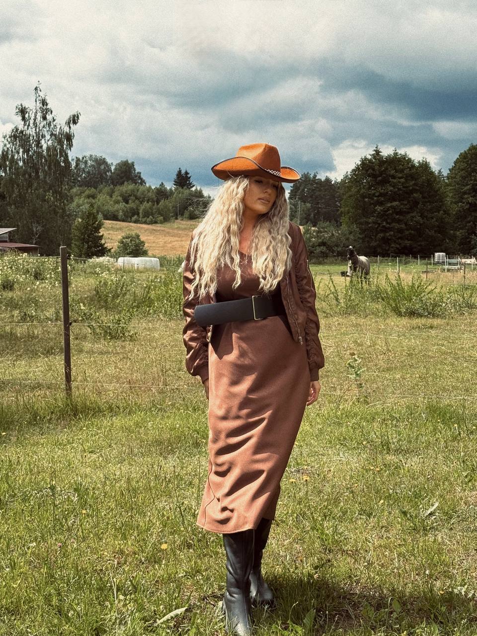 Šokoladinė suknelė elegancija be pastangų. 🤎