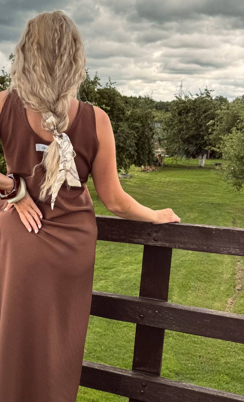 Šokoladinė suknelė elegancija be pastangų. 🤎