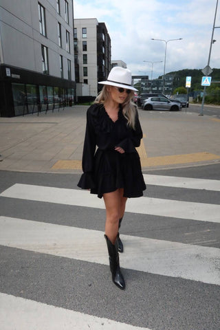 🖤 Elegancija, kuri niekada neišeina iš mados.