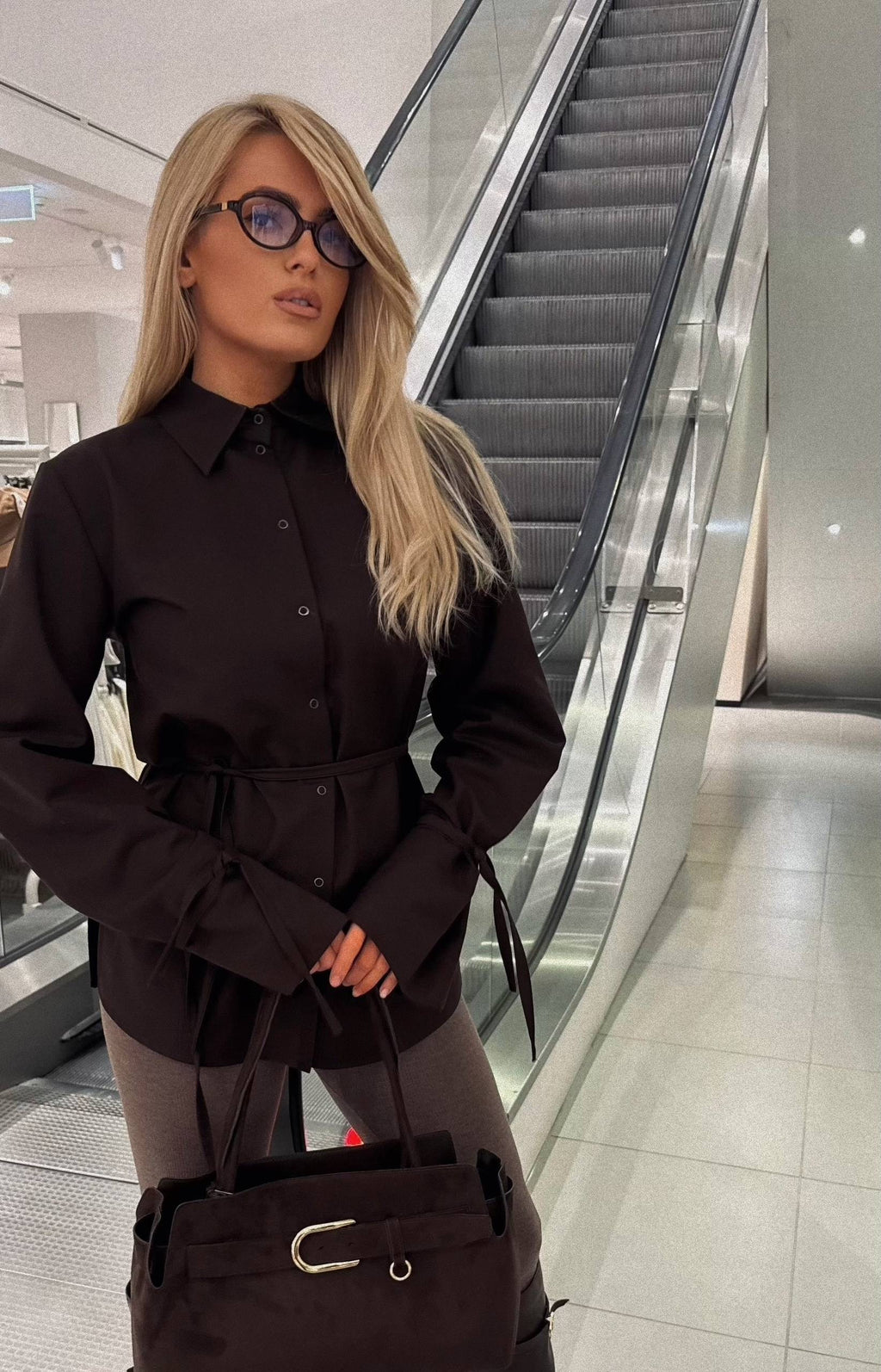 Nauja „Zaizai“ rudens naujiena 🍂 Rudi marškiniai, kurie susiriša ties liemeniu ir turi tobulas rankoves 🤎 Ruda – mūsų šio sezono meilė.