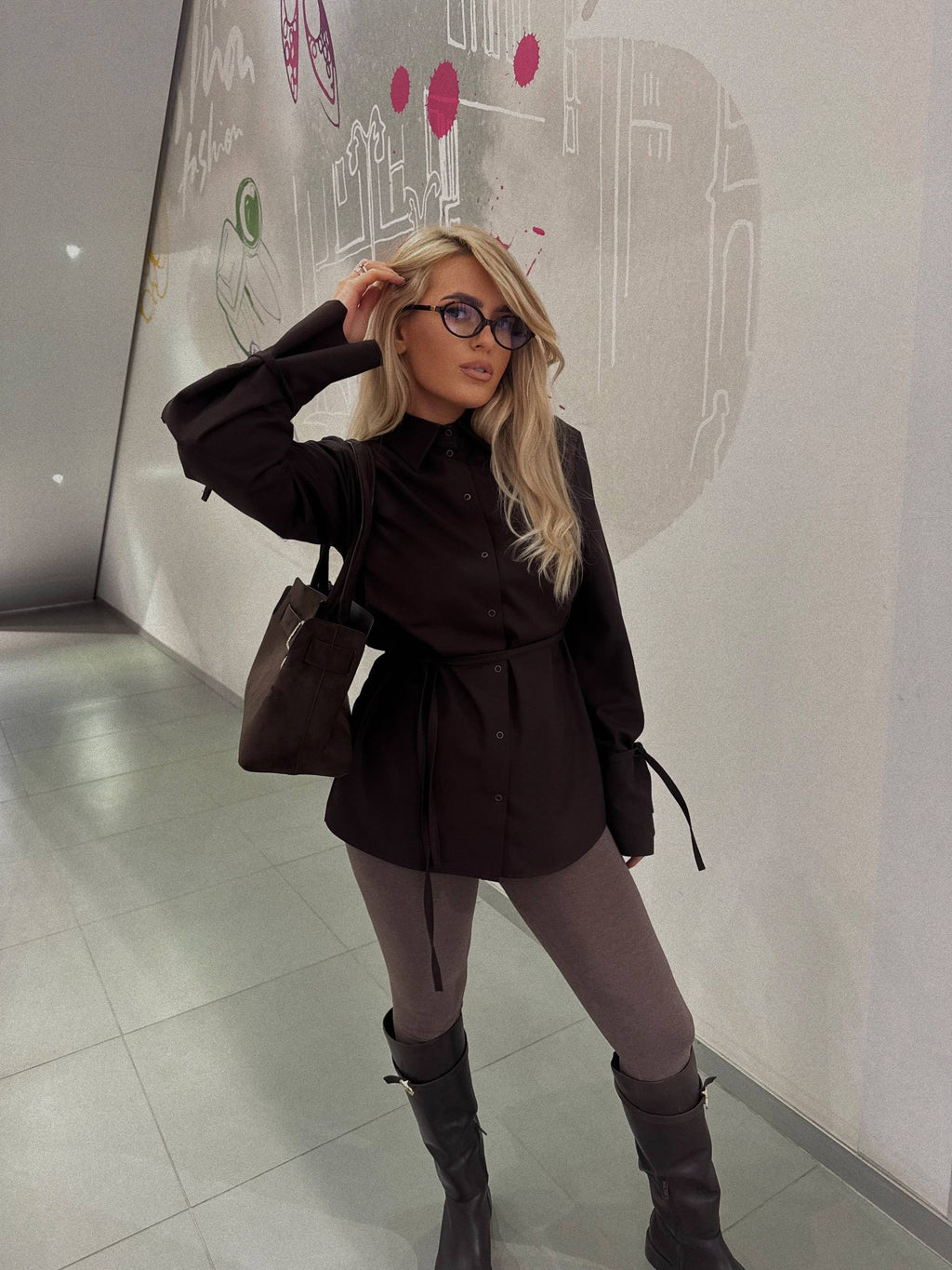 Nauja „Zaizai“ rudens naujiena 🍂 Rudi marškiniai, kurie susiriša ties liemeniu ir turi tobulas rankoves 🤎 Ruda – mūsų šio sezono meilė.