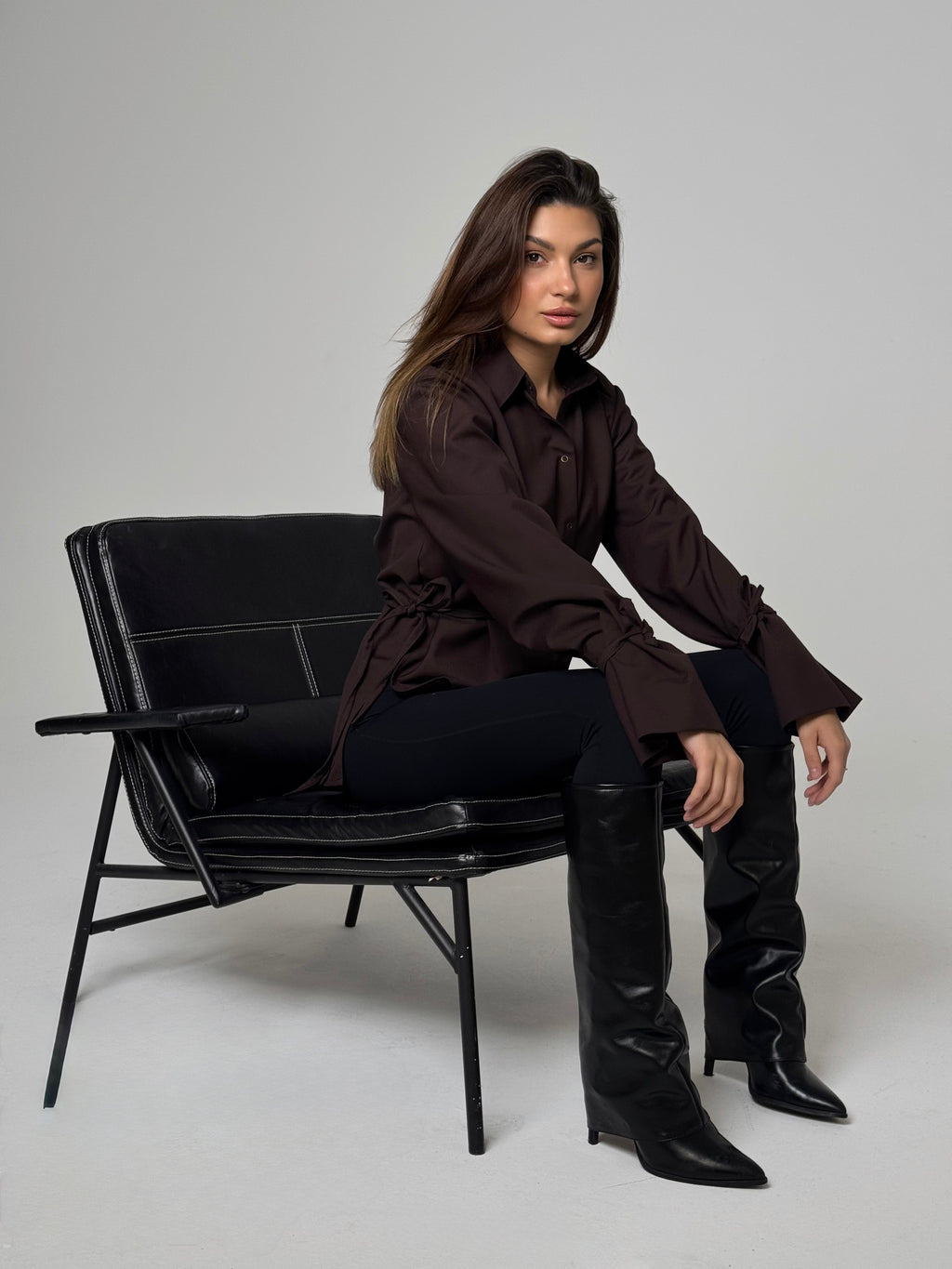 Nauja „Zaizai“ rudens naujiena 🍂 Rudi marškiniai, kurie susiriša ties liemeniu ir turi tobulas rankoves 🤎 Ruda – mūsų šio sezono meilė.