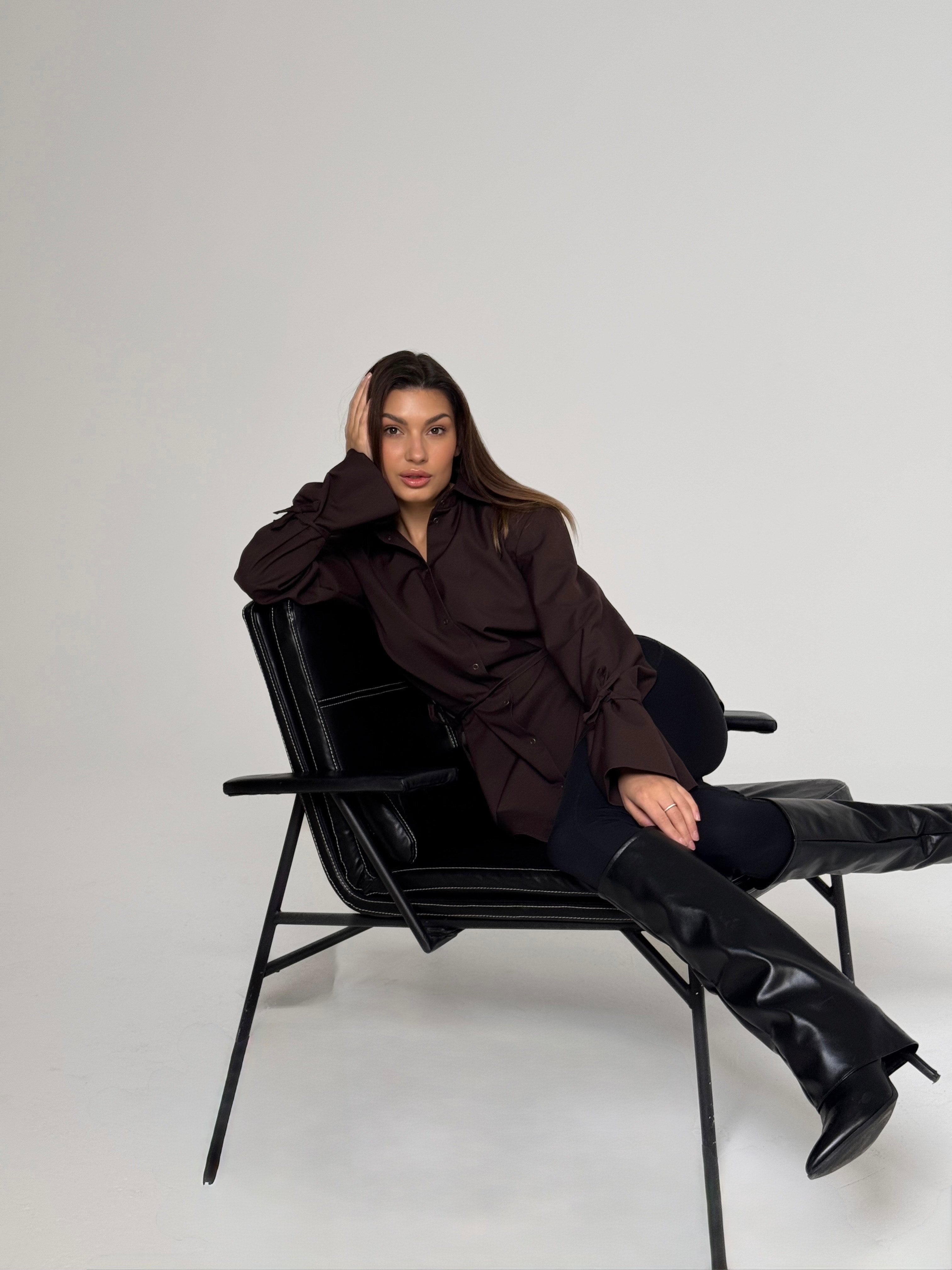 Nauja „Zaizai“ rudens naujiena 🍂 Rudi marškiniai, kurie susiriša ties liemeniu ir turi tobulas rankoves 🤎 Ruda – mūsų šio sezono meilė.