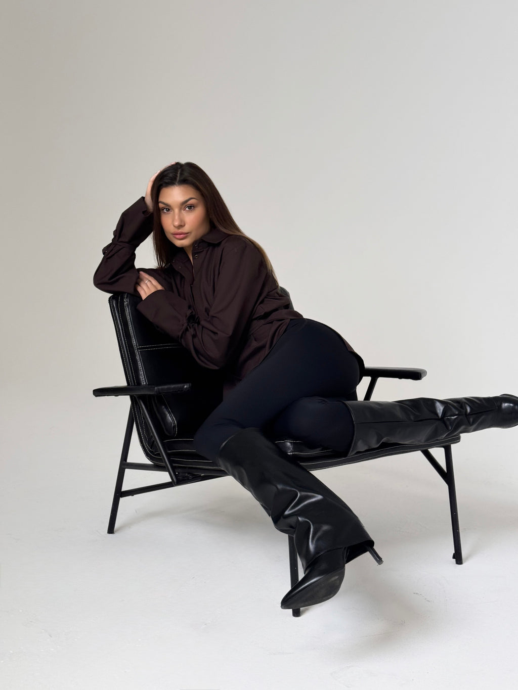 Nauja „Zaizai“ rudens naujiena 🍂 Rudi marškiniai, kurie susiriša ties liemeniu ir turi tobulas rankoves 🤎 Ruda – mūsų šio sezono meilė.