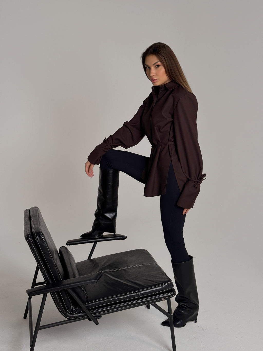 Nauja „Zaizai“ rudens naujiena 🍂 Rudi marškiniai, kurie susiriša ties liemeniu ir turi tobulas rankoves 🤎 Ruda – mūsų šio sezono meilė.