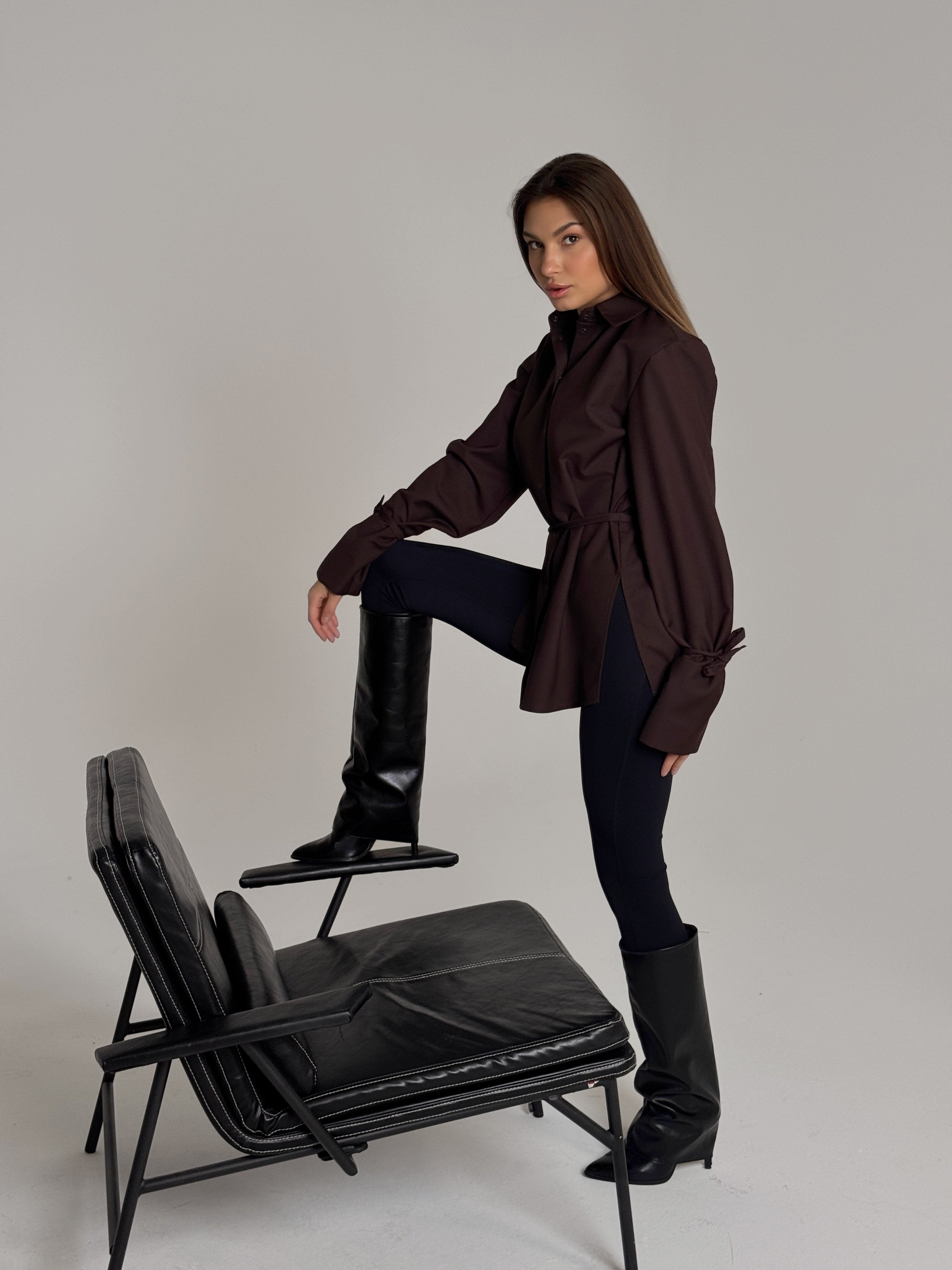 Nauja „Zaizai“ rudens naujiena 🍂 Rudi marškiniai, kurie susiriša ties liemeniu ir turi tobulas rankoves 🤎 Ruda – mūsų šio sezono meilė.