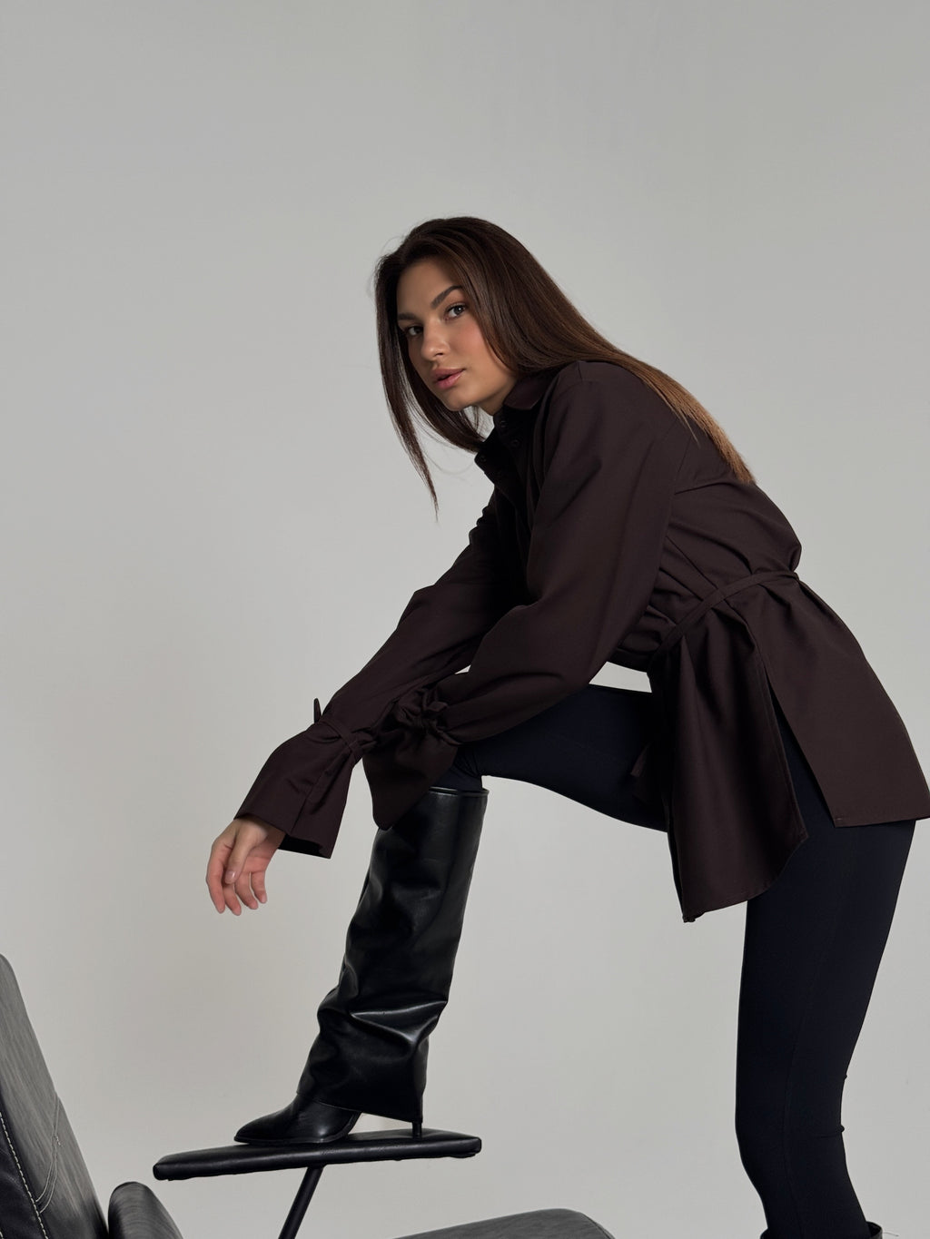 Nauja „Zaizai“ rudens naujiena 🍂 Rudi marškiniai, kurie susiriša ties liemeniu ir turi tobulas rankoves 🤎 Ruda – mūsų šio sezono meilė.