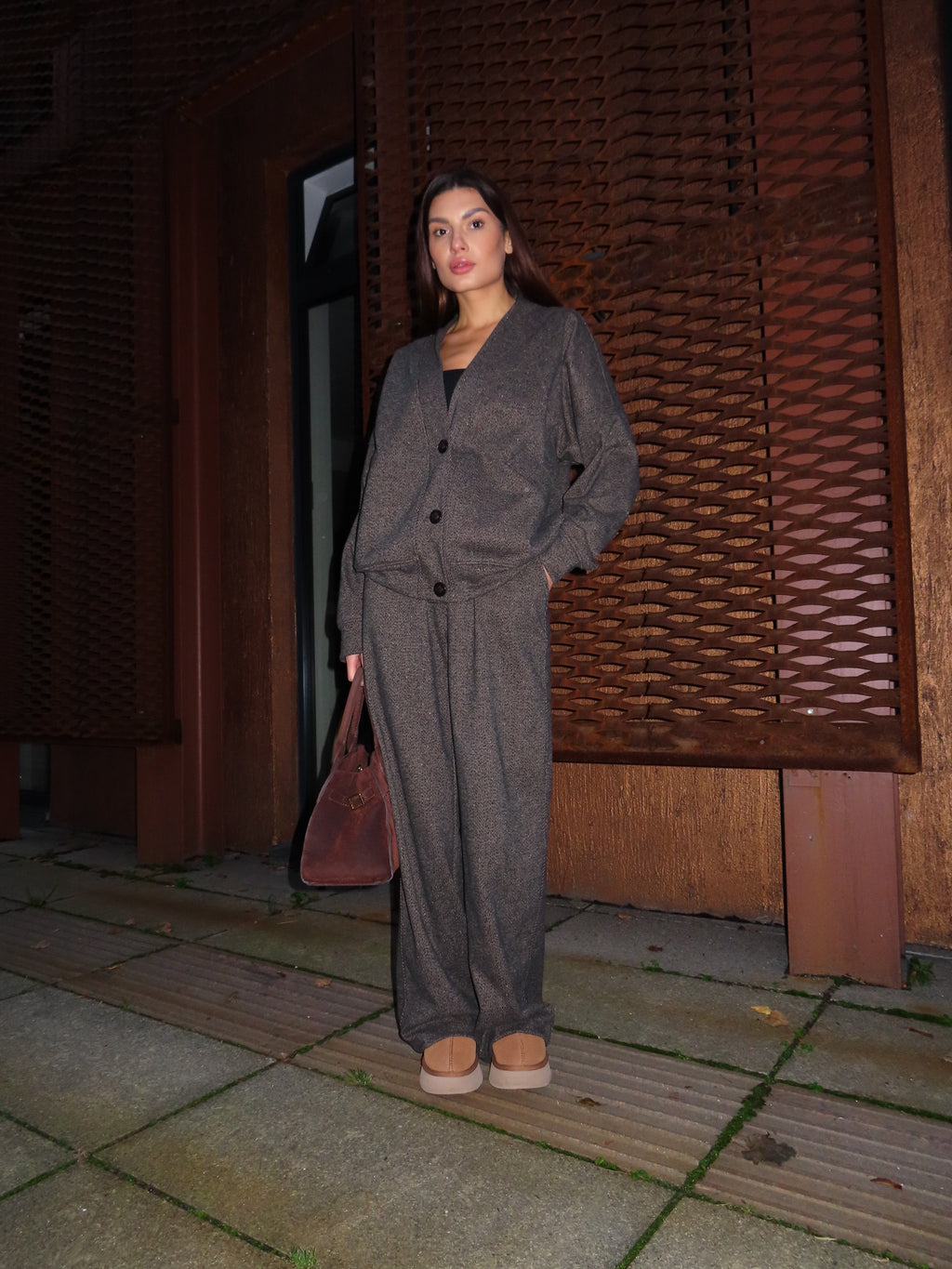 Paprastumas visada madingas. 🖤 Patogus, bet elegantiškas derinys rudeniui.