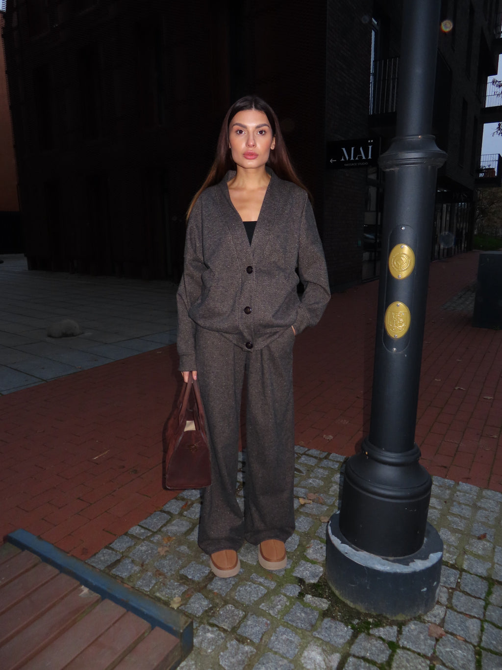 Paprastumas visada madingas. 🖤 Patogus, bet elegantiškas derinys rudeniui.