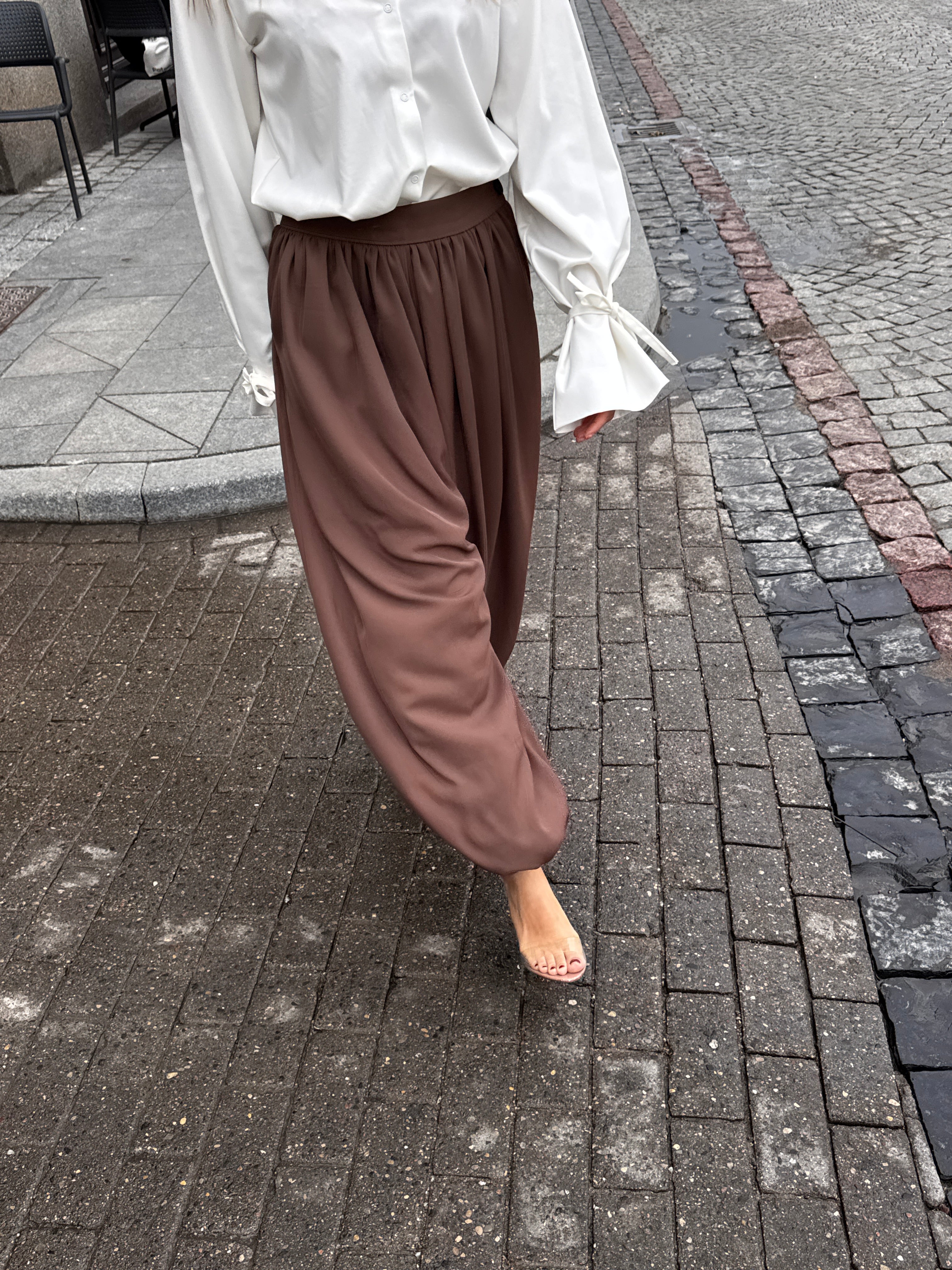 ZAIZAI aladinės kelnės lengvai krintantis siluetas, kuris juda kartu su tavimi. Komfortas ir elegancija viename derinyje. 🤎