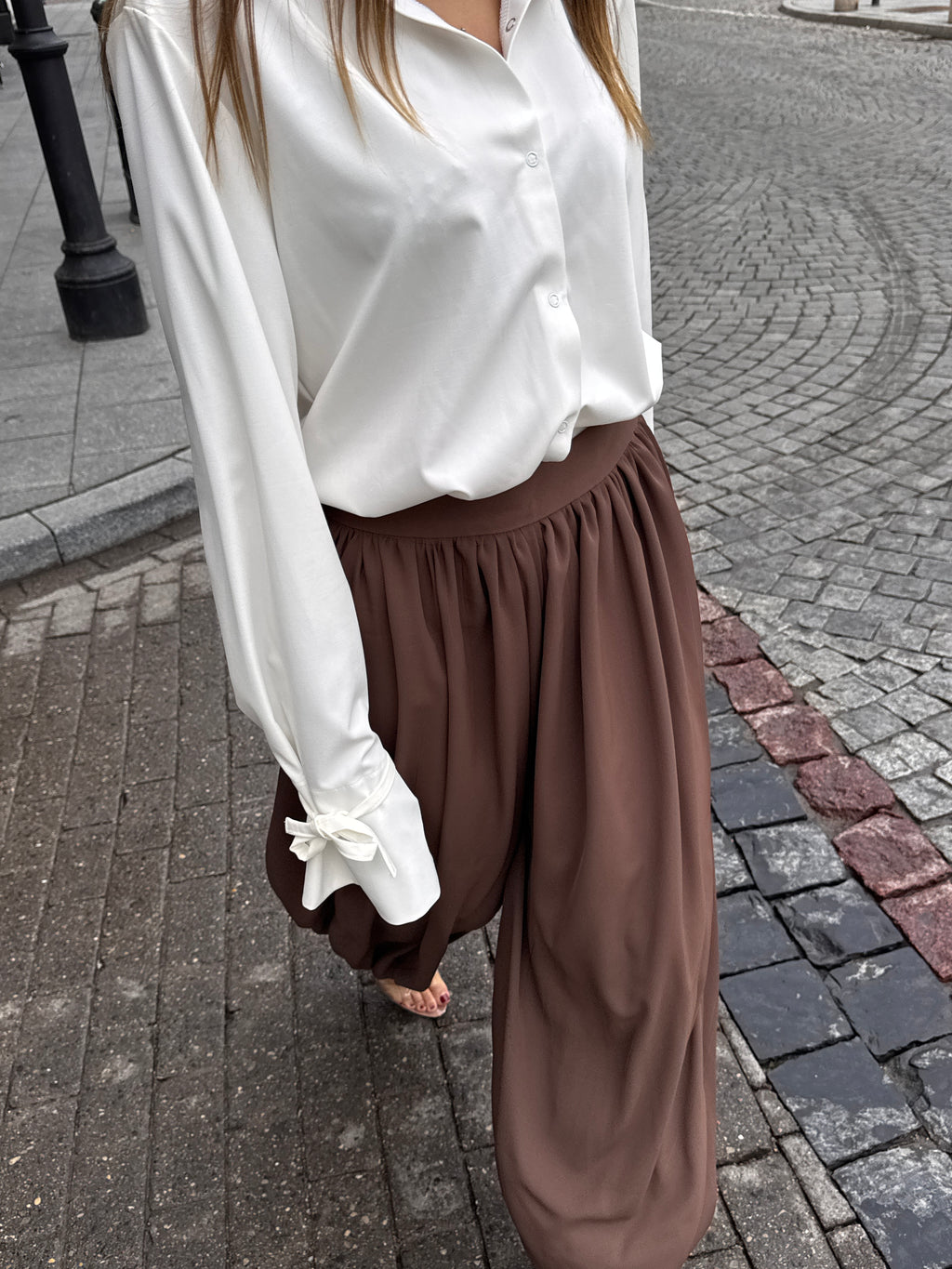 ZAIZAI aladinės kelnės lengvai krintantis siluetas, kuris juda kartu su tavimi. Komfortas ir elegancija viename derinyje. 🤎