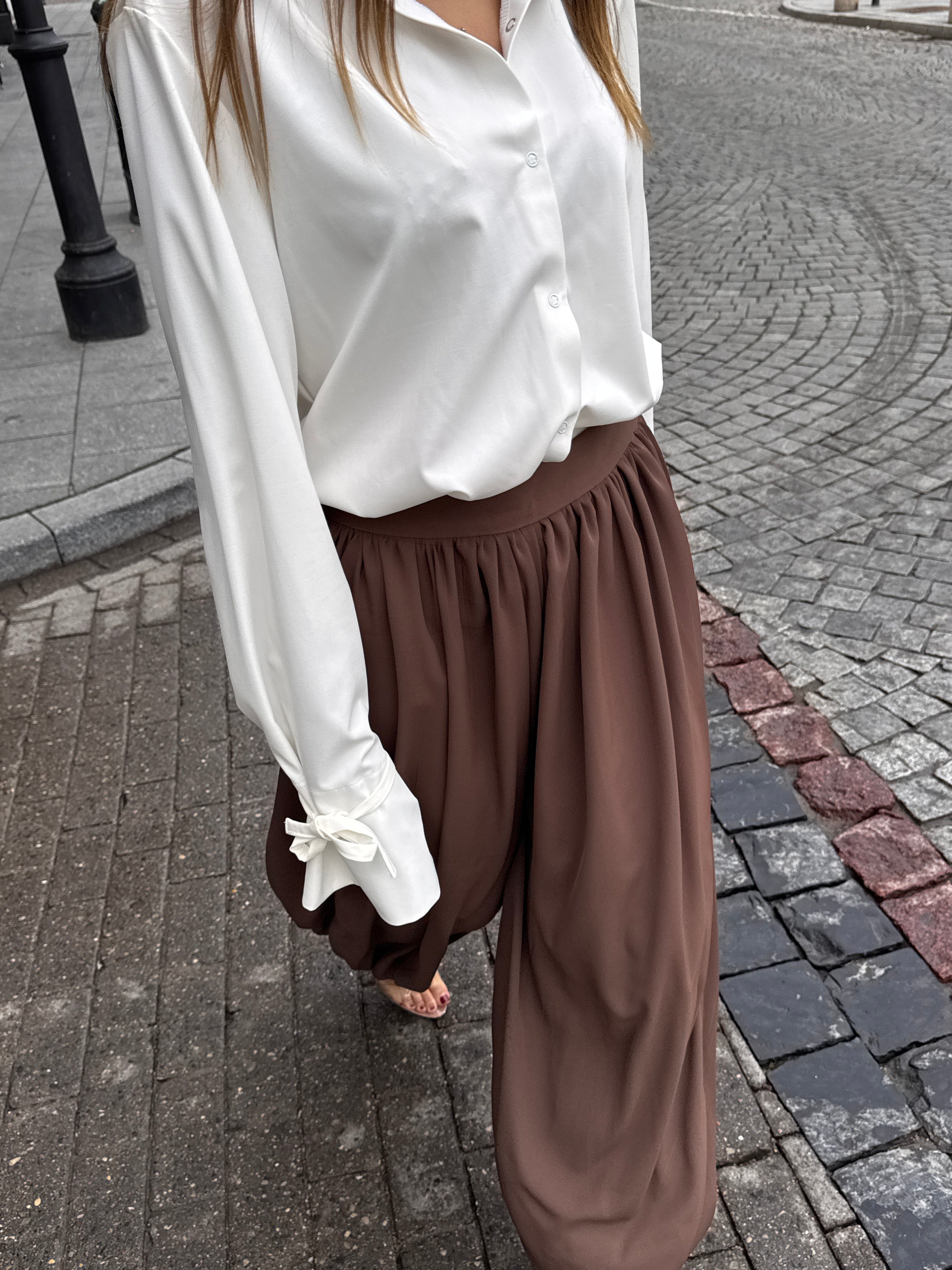 ZAIZAI aladinės kelnės lengvai krintantis siluetas, kuris juda kartu su tavimi. Komfortas ir elegancija viename derinyje. 🤎