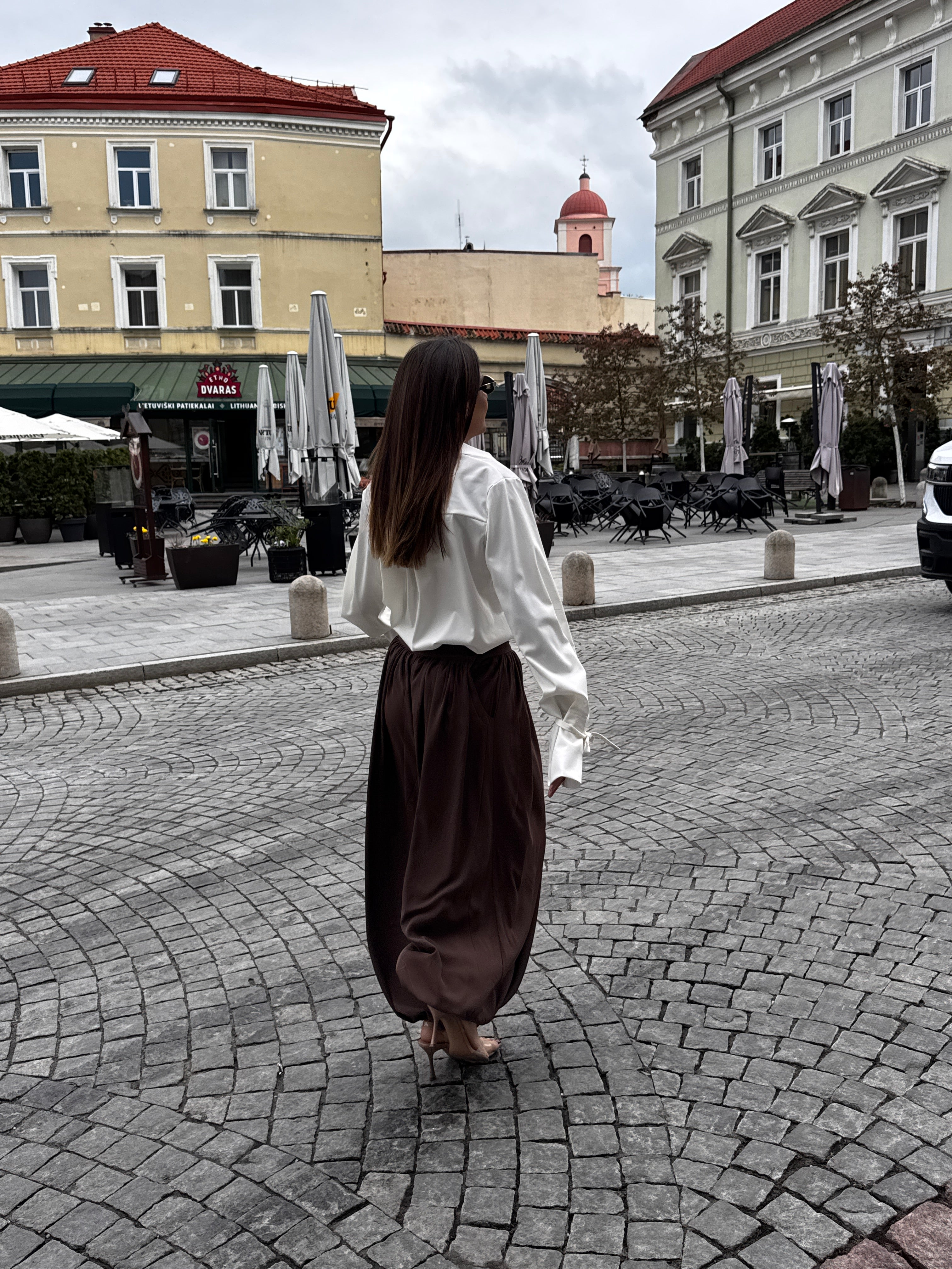 ZAIZAI aladinės kelnės lengvai krintantis siluetas, kuris juda kartu su tavimi. Komfortas ir elegancija viename derinyje. 🤎